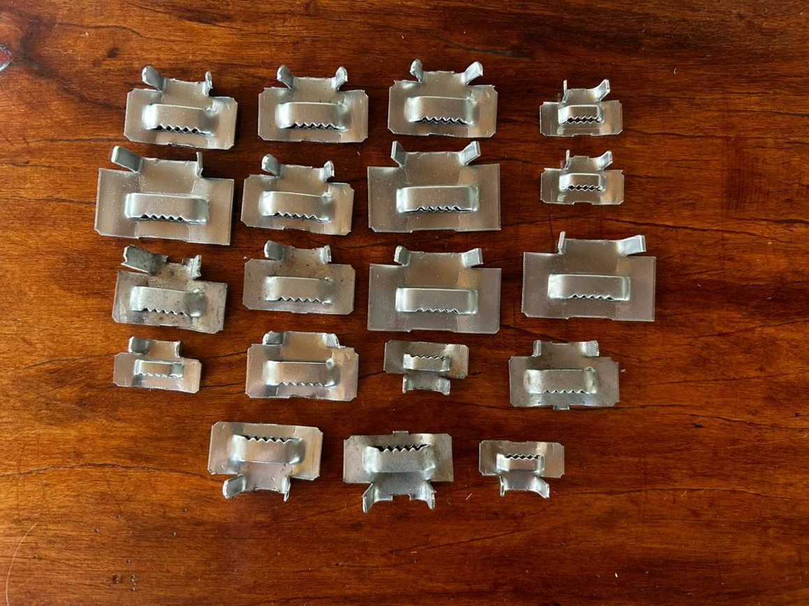 Variedad de hebillas metálicas fabricadas por AD Metalúrgica